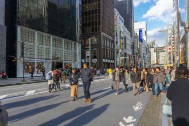 Tokyo, Japonya - 4 Ocak 2020: 4 Ocak 2020 'de Tokyo, Japonya' da Ginza Caddesi 'nde yürüyen ve dinlenen kimliği belirsiz insanlar.