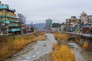 Nagano, Japonya - 16 Aralık 2019: Yokoyu Nehri ve Japonya 'nın Nagano şehrindeki Shibu Onsen kentinin manzarası 16 Aralık 2019.