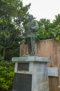 Okinawa, Japonya - 8 Haziran 2019: İmparator Meiji 'nin Naminoue Tapınağı' ndaki heykeli, Naha, Okinawa, Japonya