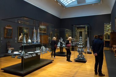 Amsterdam, Hollanda - 29 Kasım 2019: Rijksmuseum 'da Rembrandt' ın ünlü Gece Nöbeti 'ne bakan ziyaretçiler