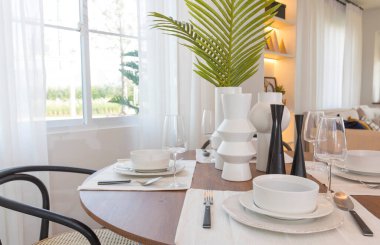 Masa yemek odasındaki yuvarlak masaya kurulmuş.