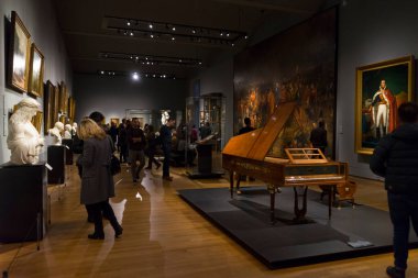 Amsterdam, Hollanda - 29 Kasım 2019: Amsterdam, Hollanda 'daki Rijksmuseum galerisinde yürüyen ziyaretçiler 