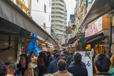 Tokyo, Japonya - 4 Ocak 2020: 4 Ocak 2020 'de Tokyo, Japonya' daki Tsukiji Balık Pazarı 'nda yürüyen kimliği belirsiz kişiler.