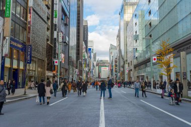 Tokyo, Japonya - 4 Ocak 2020: 4 Ocak 2020 'de Tokyo, Japonya' da Ginza Caddesi 'nde yürüyen ve dinlenen kimliği belirsiz insanlar.