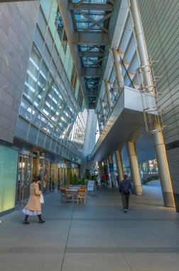 Tokyo, Japonya - 5 Ocak 2020: Kimliği belirsiz kişiler 5 Ocak 2020 'de Tokyo, Japonya' daki Roppongi Hills 'i ziyaret etti.