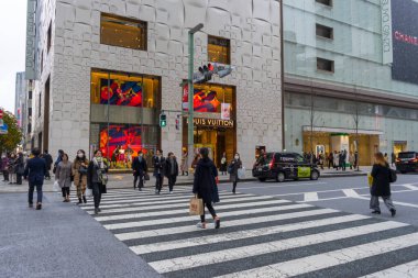 Tokyo, Japonya - 17 Aralık 2019: Tokyo, Japonya 'daki Yurakucho tren istasyonu yakınlarındaki Ginza alışveriş caddesinin görüntüsü