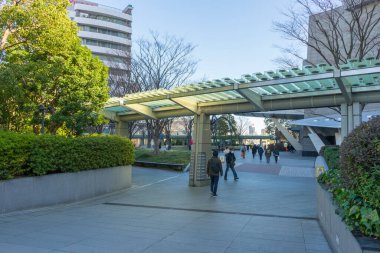 Tokyo, Japonya - 5 Ocak 2020: Kimliği belirsiz kişiler 5 Ocak 2020 'de Tokyo, Japonya' daki Roppongi Hills 'i ziyaret etti.