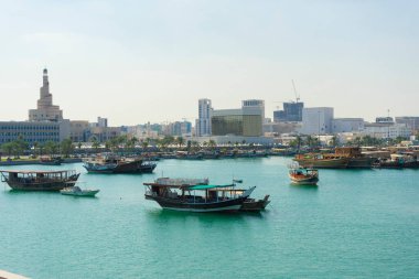 Doha, Katar - 22 Kasım 2019: Katar 'ın Doha kentindeki Dhow Limanı' nda demirleyen geleneksel tekneler