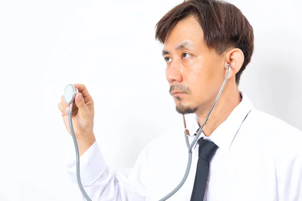 Arzt Mit Stethoskop Auf Weißem Hintergrund — Stockfoto