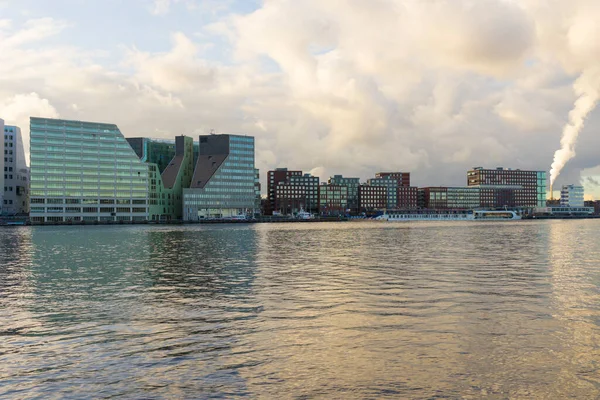 荷兰阿姆斯特丹 2019年11月30日 荷兰阿姆斯特丹Gerechtshof Amsterdam大楼和Het Ij港口的景观图 — 图库照片