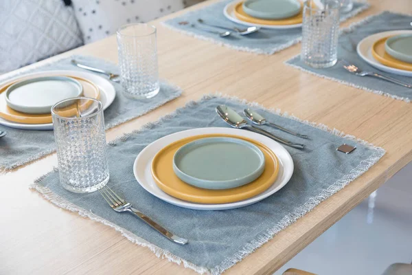 Τραπέζι Πιάτα Ρύθμιση Στο Σύγχρονο Σπίτι — Φωτογραφία Αρχείου