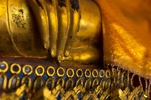 ワット ポーにおける仏像の手と基部のクローズアップ画像 — ストック写真