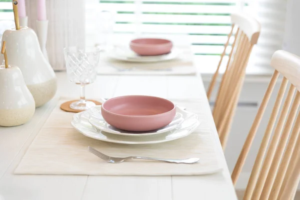 Λευκό Και Μωβ Πιάτο Ρύθμιση Στο Τραπέζι Στο Σπίτι — Φωτογραφία Αρχείου