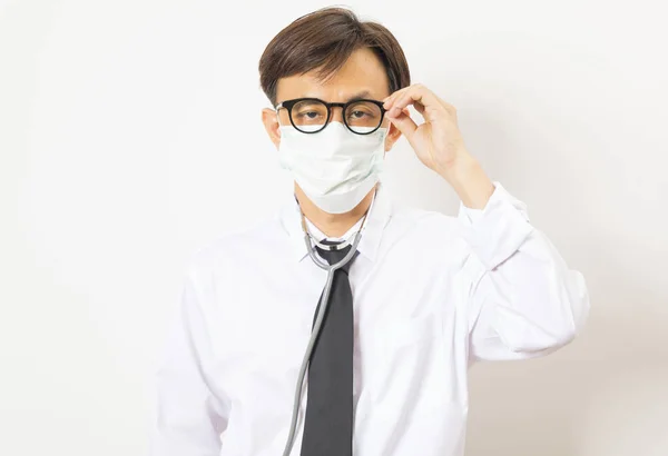Ασιάτης Γιατρός Φορώντας Ιατρική Μάσκα Και Γυαλιά Στηθοσκόπιο Λευκό Φόντο — Φωτογραφία Αρχείου