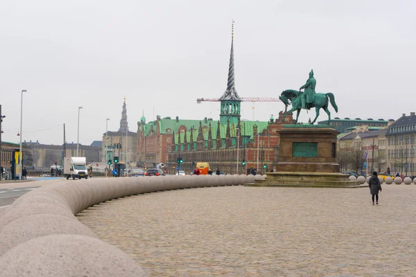 デンマークのコペンハーゲン 2019年11月26日 デンマークのコペンハーゲンにあるクリスチャンボーグ スロッツプラッズ 城広場 にあるフレデリク7世の乗馬像 — ストック写真