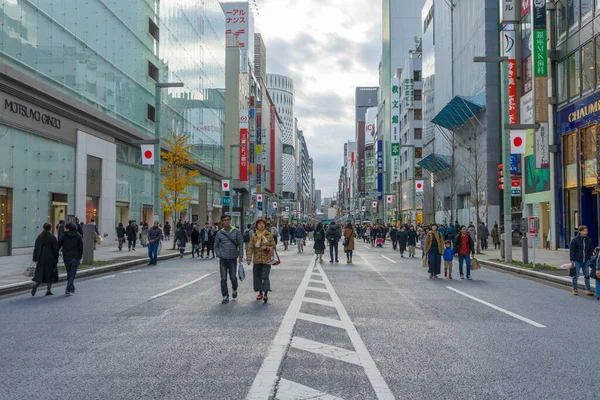 東京都 2020年1月4日 銀座通りを歩き リラックスしている未確認の人々 — ストック写真