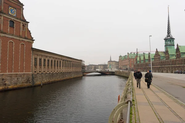 Copenaghen Danimarca Novembre 2019 Persone Camminano Davanti Magnifico Edificio Borsen — Foto Stock