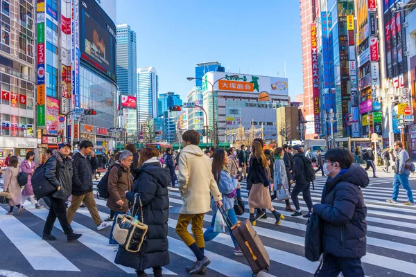 Tokyo, Japonya - 6 Ocak 2020: Tokyo, Japonya 'daki Shinjuku semtinin sokak manzarası ve tabelaları 6 Ocak 2020.