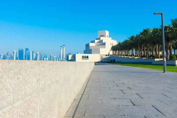 Doha, Katar - 23 Kasım 2019: Katar 'ın Doha kentinde kışın mavi gökyüzü ile İslam Sanatları Müzesi (MIA)