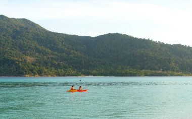 İnsanlar Ko Lipe Adası, Tarutao Ulusal Parkı, Satun, Tayland 'da kano yapıyor..