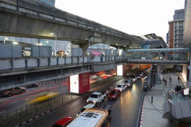 Şehirdeki modern binaların havadan görünüşü