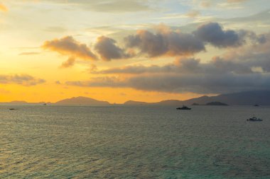 Denizin üzerinde güzel bir gün batımı