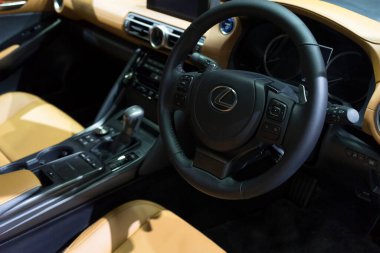 Bangkok, Tayland - 28 Mart 2021: Bangkok, Tayland 'da gösterge paneli, direksiyon simidi, hız göstergesi ve takometresi olan Lexus Prestige araba iç mekanı 28 Mart 2021.