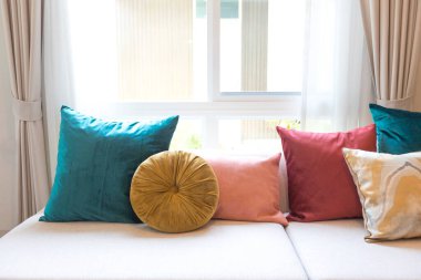 Oturma odasındaki kanepede güzel lüks yastıklar.