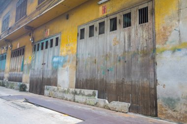 Sarı beton duvarda eski ahşap kapılar