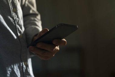 Akıllı telefon kullanan adam.