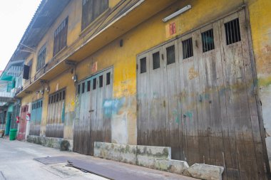 Sarı beton duvarda eski ahşap kapılar