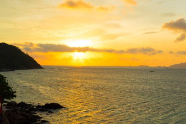 Denizin üzerinde güzel bir gün batımı