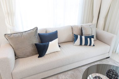 Modern oturma odasındaki rahat kanepe.