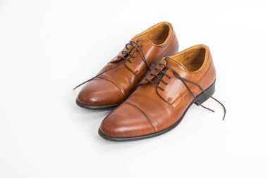 Kahverengi deri ayakkabılar beyaz arka planda