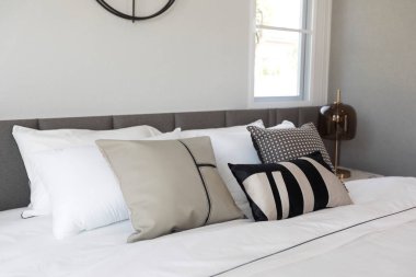 Modern yatak odasının iç dekorasyonu