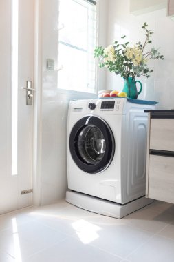 Çamaşır makinesi ve arka planda aletler.