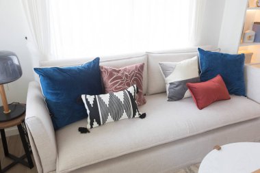 Oturma odasındaki kanepede güzel lüks yastıklar.