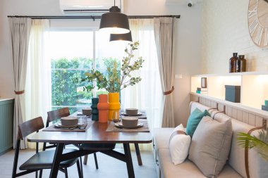 Bir yemek odasının içi.