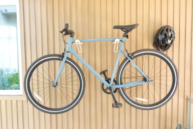 bir duvarın arkasında bisiklet