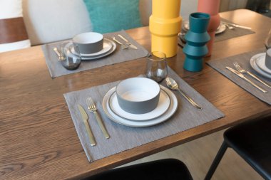 Renkli vazolarla masa ayarları