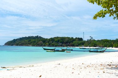 Mavi gökyüzü olan güzel tropikal plaj