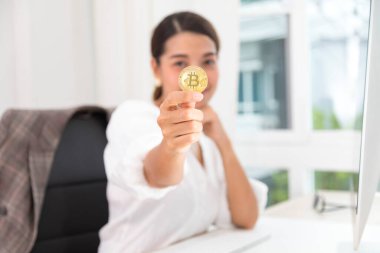 Altın Bitcoin, engelleme zinciri ve bitcoin konsepti taşıyan Asyalı iş kadını.