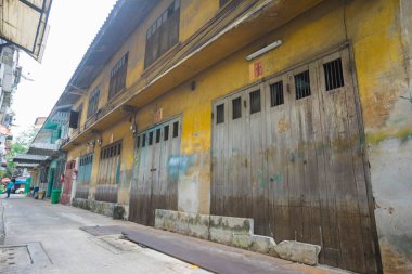 Sarı beton duvarda eski ahşap kapılar