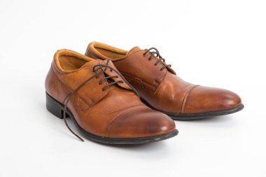 Kahverengi deri ayakkabılar beyaz arka planda