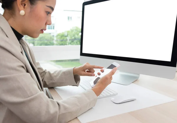 Asiatische Unternehmerin Mit Ihrer Arbeit Büro Beschäftigt Junge Asiatin Spricht — Stockfoto