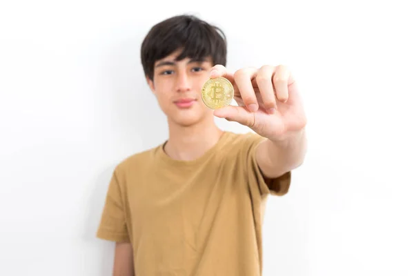 Teenage Chlapec Drží Bitcoin Bílém Izolovaném Pozadí — Stock fotografie