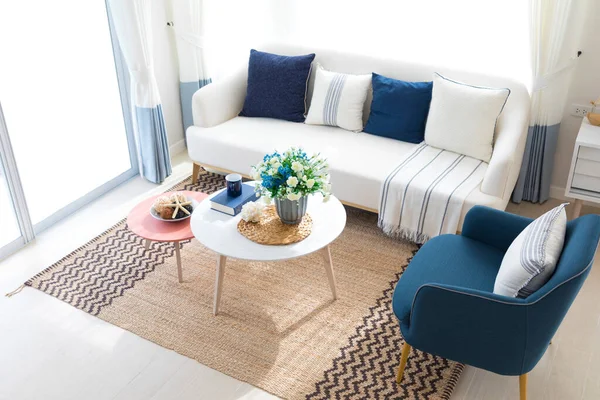 Mavi aksanlı güzel bir oturma odası.