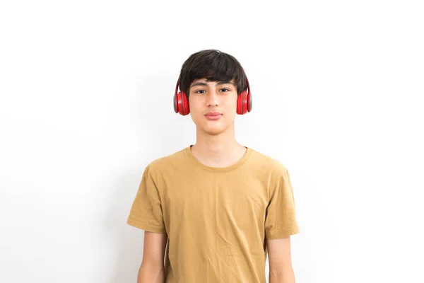 Adolescente Com Fones Ouvido Cabeça Ouve Música Fundo Branco — Fotografia de Stock