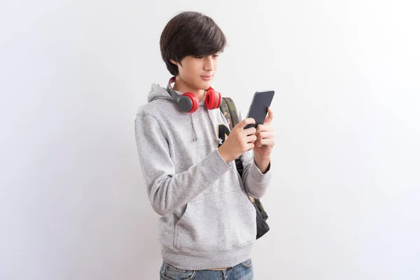 Joven Asiático Hombre Con Auriculares Escuchar Música Blanco Fondo — Foto de Stock