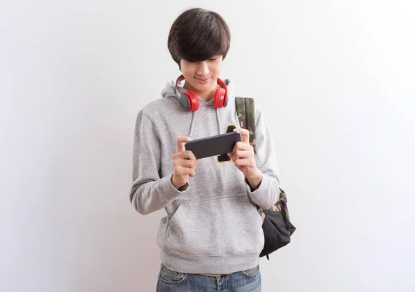 Молодий Чоловік Мобільним Телефоном Смартфоном Білому Тлі — стокове фото